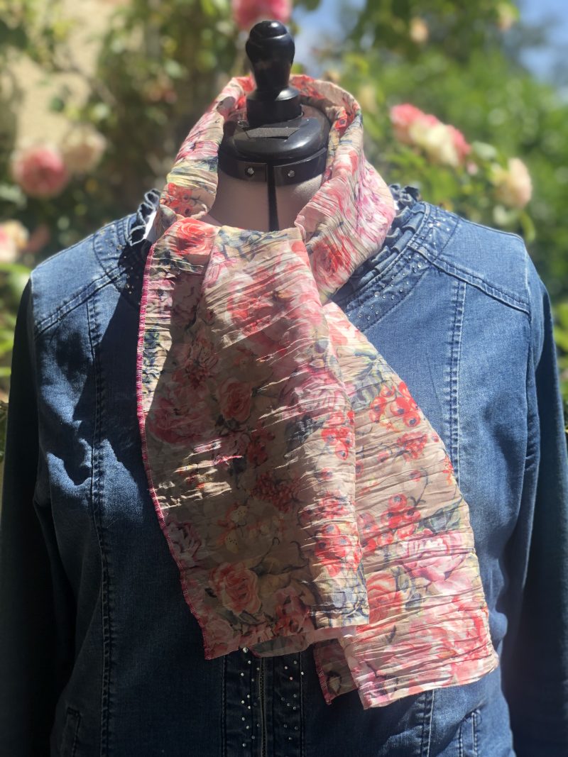 Foulard fleurs roses romantiques
